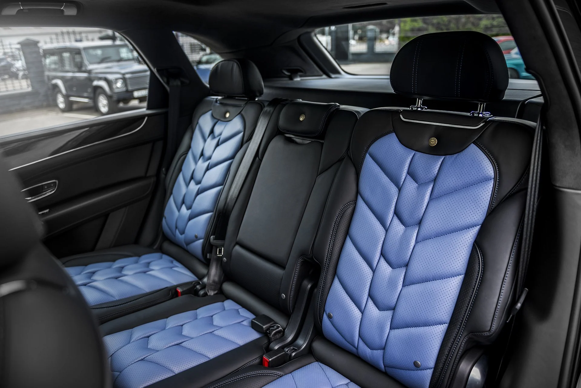 Luxury Comfort: Bentley Bentayga 5-Seater Black & Blue Leather Interior - Image 10