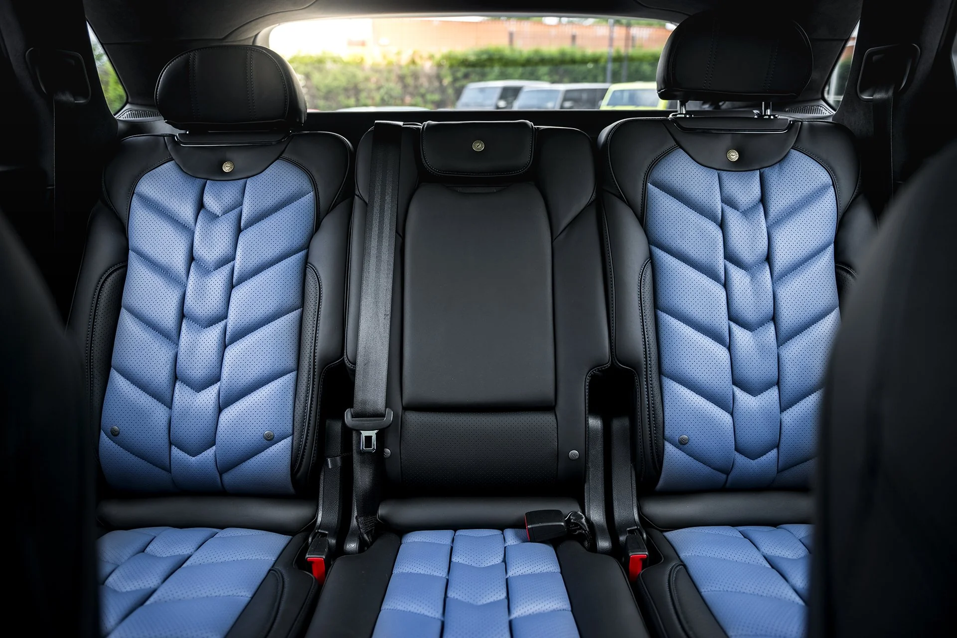 Luxury Comfort: Bentley Bentayga 5-Seater Black & Blue Leather Interior - Image 11