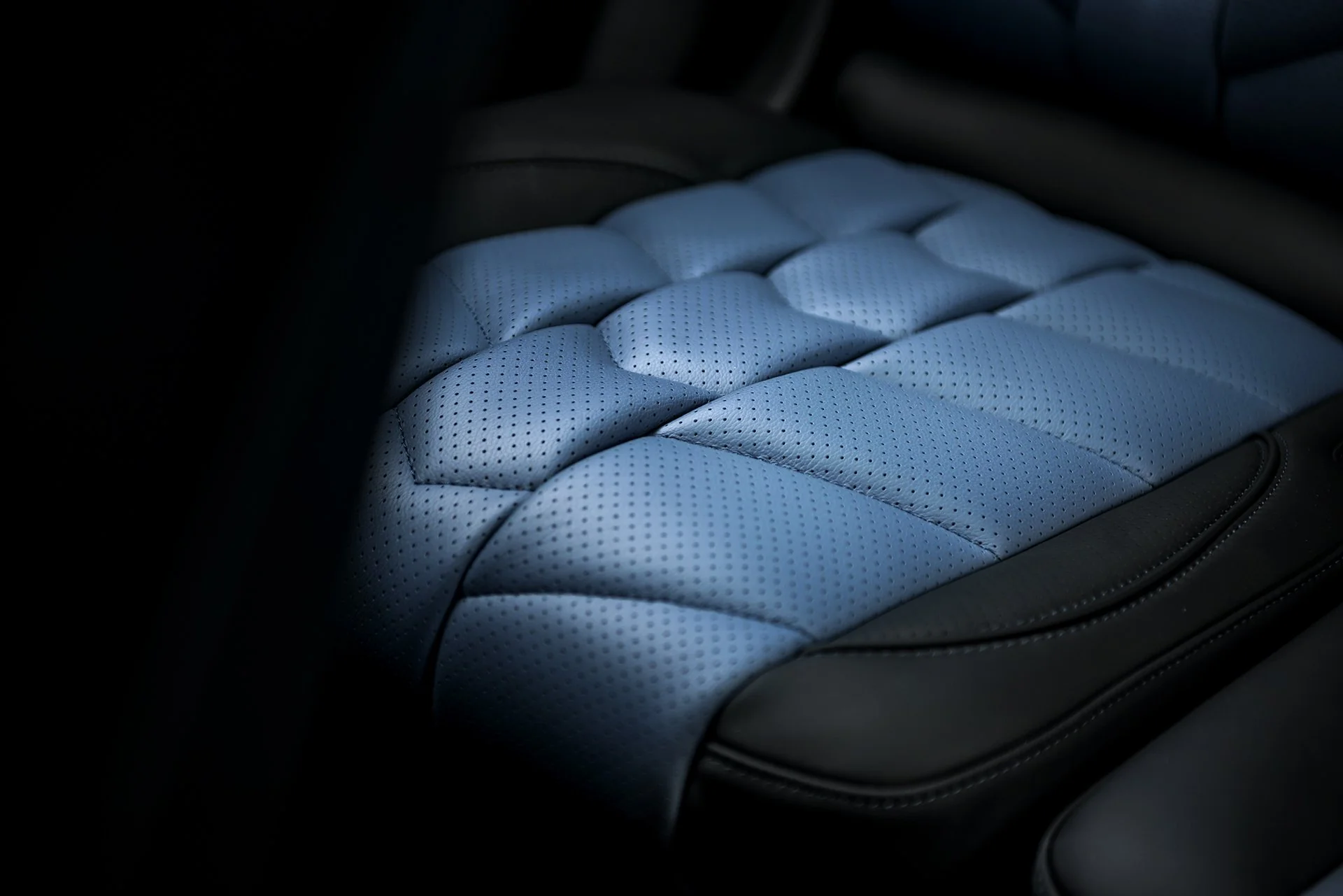Luxury Comfort: Bentley Bentayga 5-Seater Black & Blue Leather Interior - Image 12