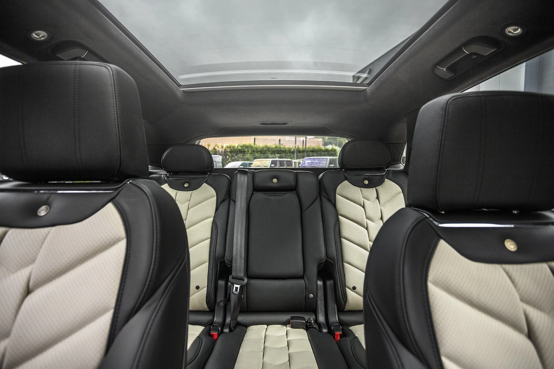 Luxury Comfort: Bentley Bentayga 5-Seater Black & Blue Leather Interior - Image 13
