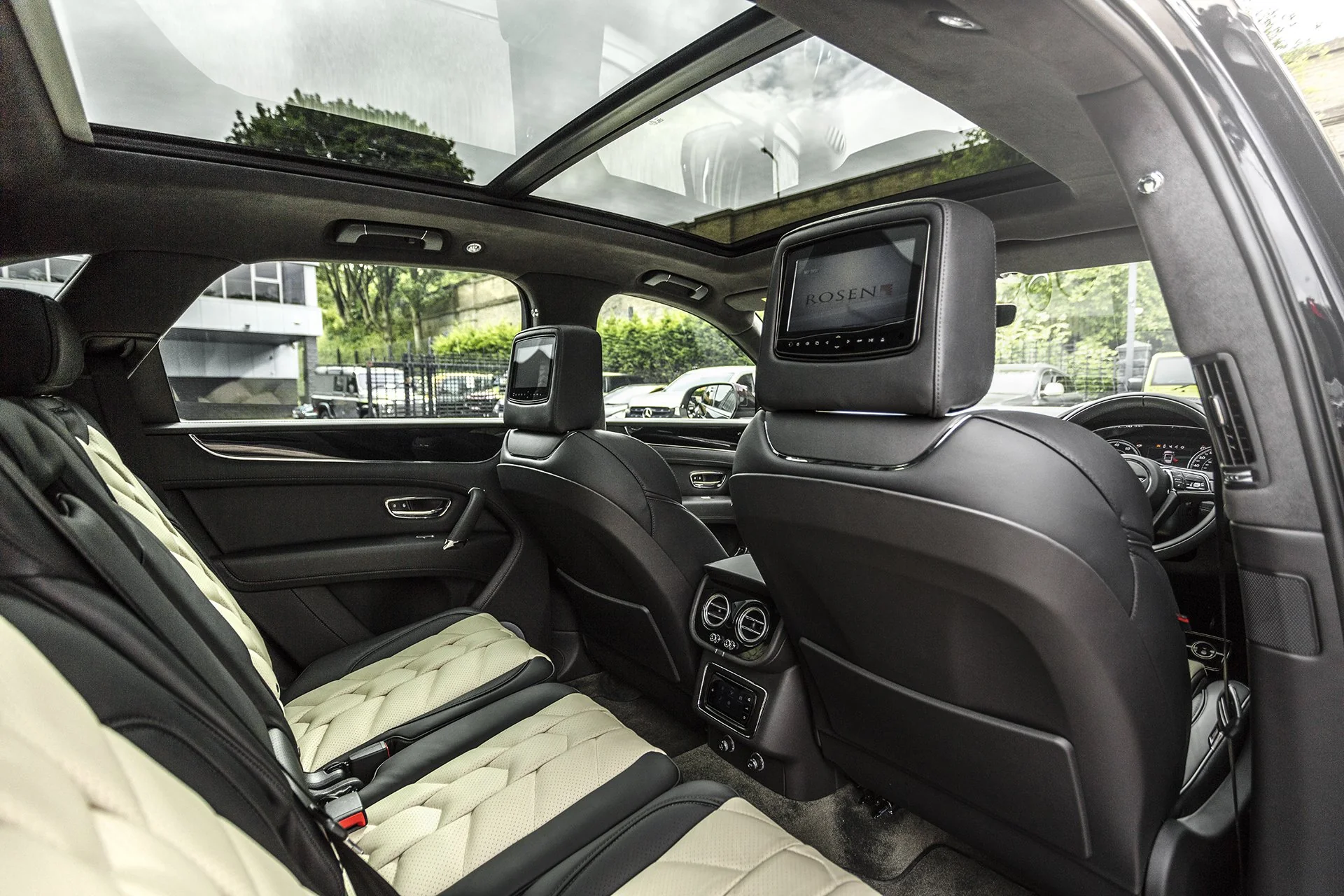 Luxury Comfort: Bentley Bentayga 5-Seater Black & Blue Leather Interior - Image 16