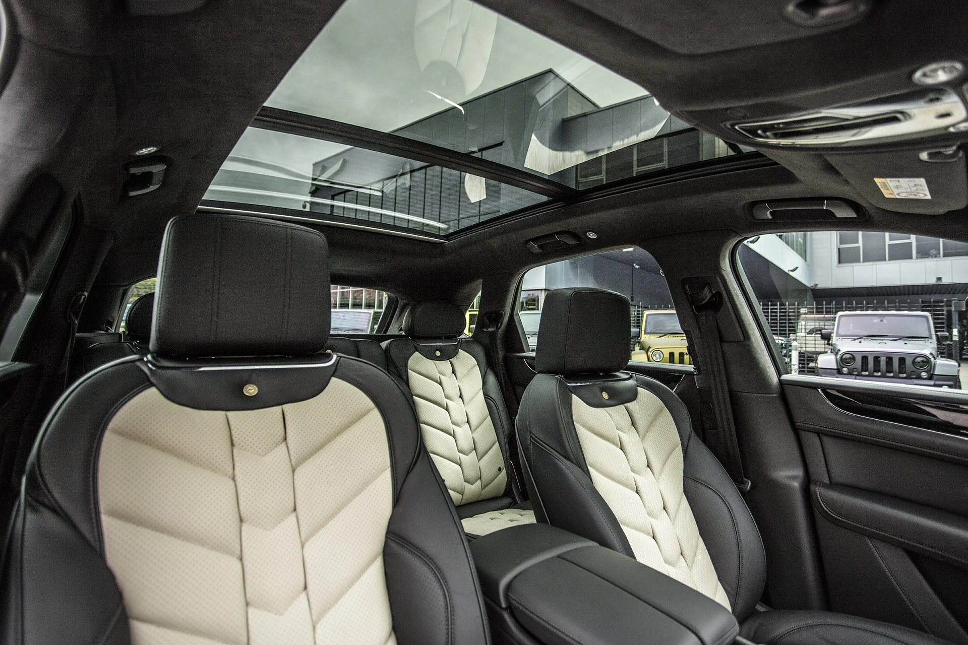 Luxury Comfort: Bentley Bentayga 5-Seater Black & Blue Leather Interior - Image 17