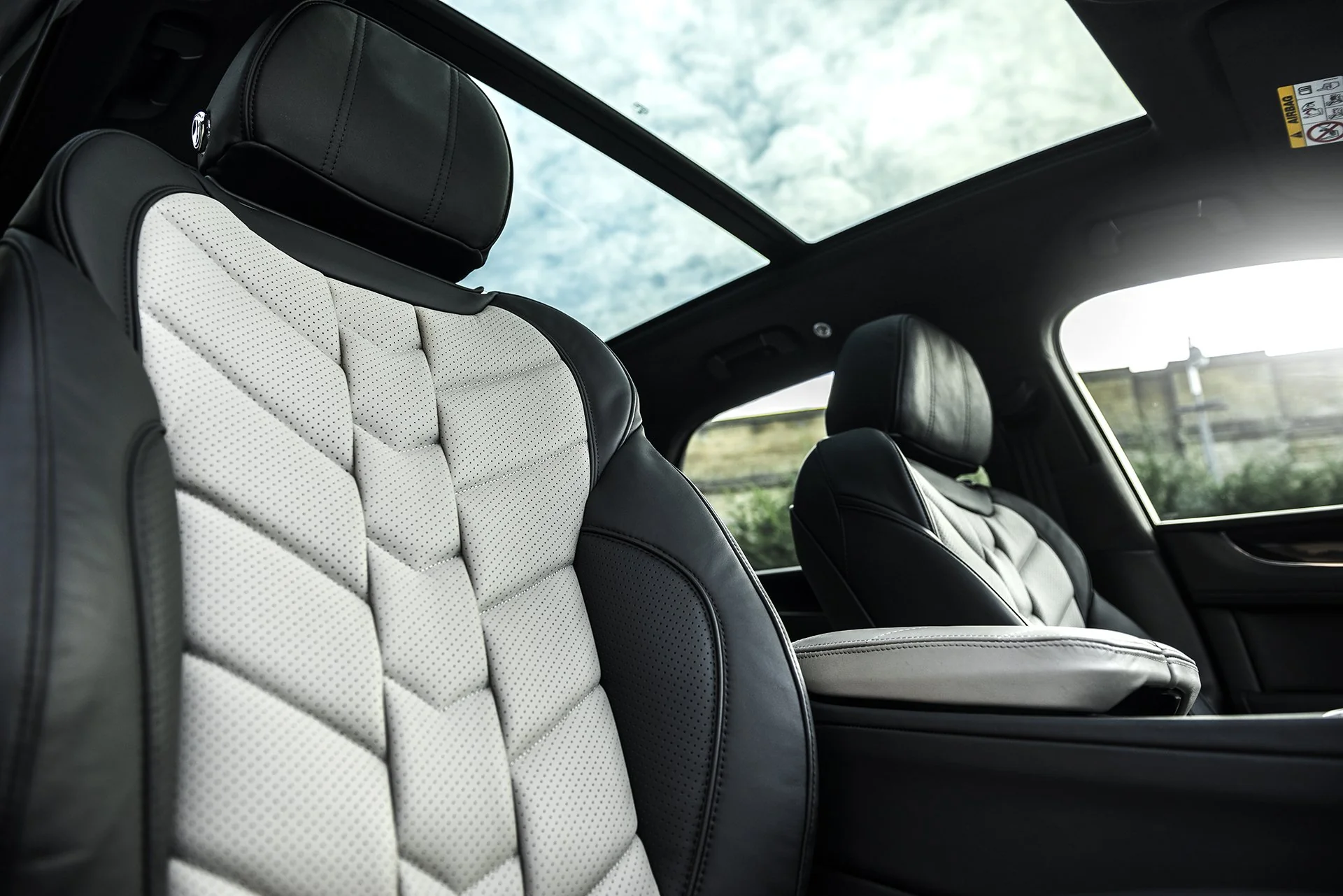 Luxury Comfort: Bentley Bentayga 5-Seater Black & Blue Leather Interior - Image 18