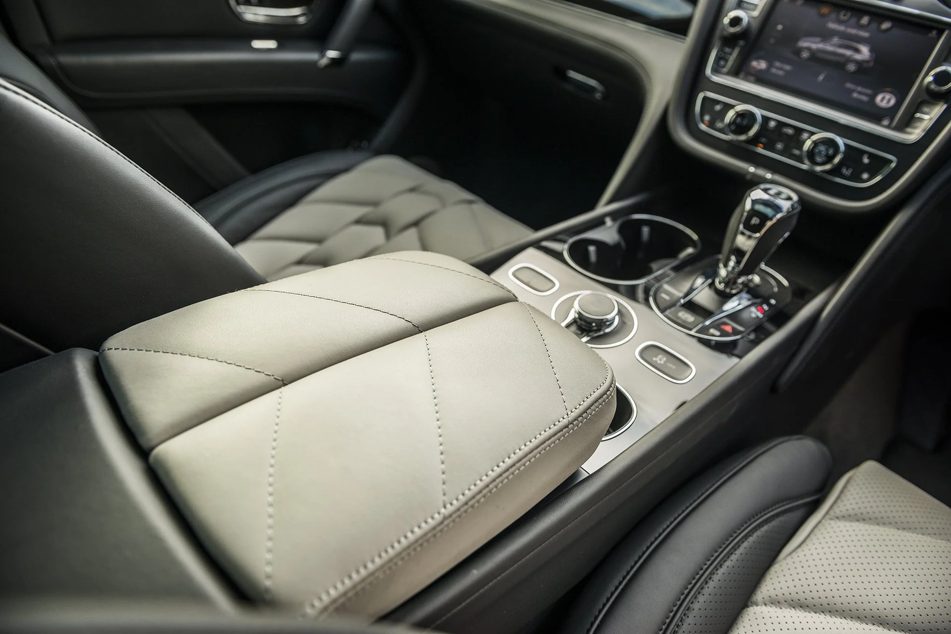 Luxury Comfort: Bentley Bentayga 5-Seater Black & Blue Leather Interior - Image 19