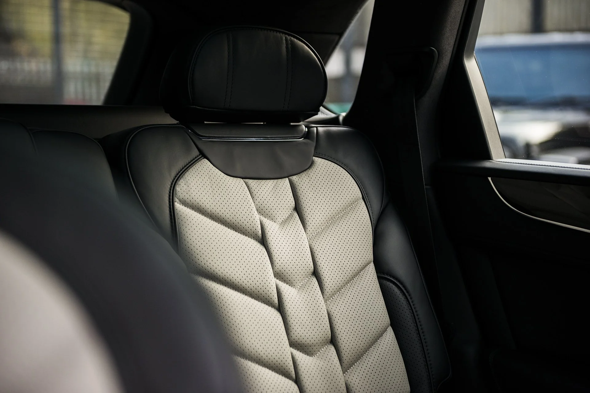 Luxury Comfort: Bentley Bentayga 5-Seater Black & Blue Leather Interior - Image 20