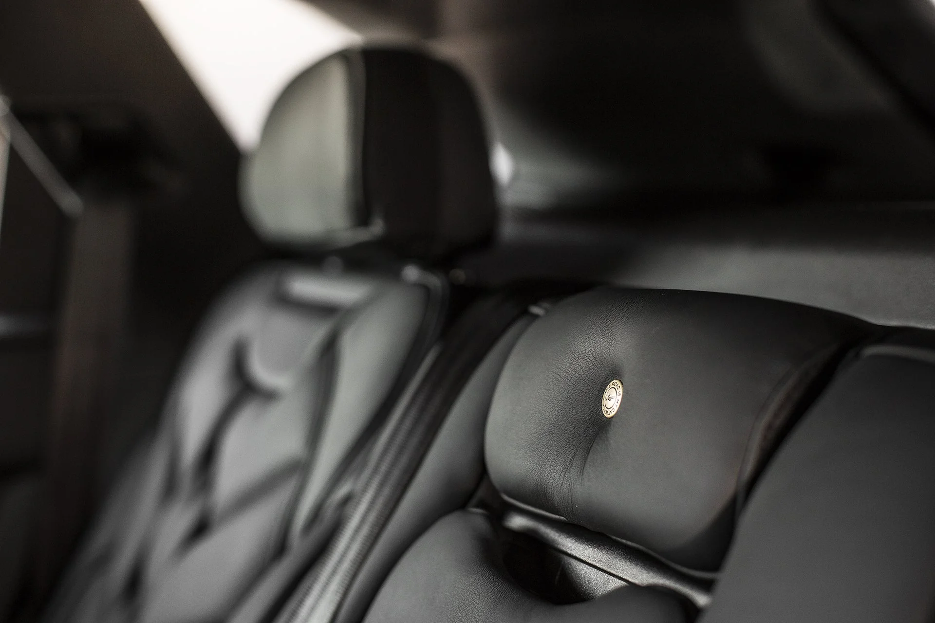 Luxury Comfort: Bentley Bentayga 5-Seater Black & Blue Leather Interior - Image 3