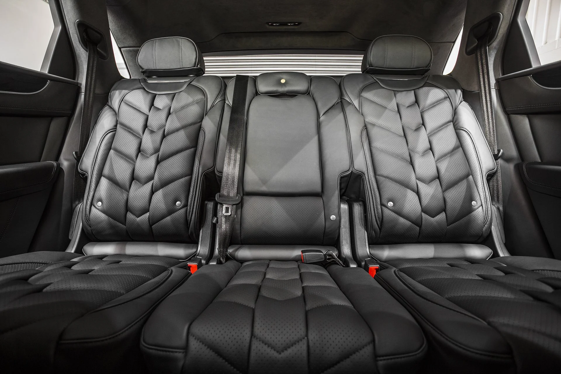 Luxury Comfort: Bentley Bentayga 5-Seater Black & Blue Leather Interior - Image 4