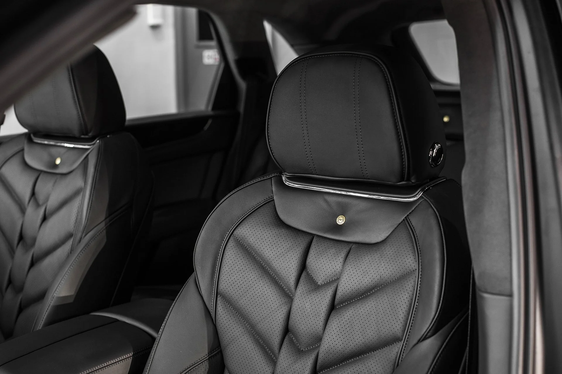 Luxury Comfort: Bentley Bentayga 5-Seater Black & Blue Leather Interior - Image 5