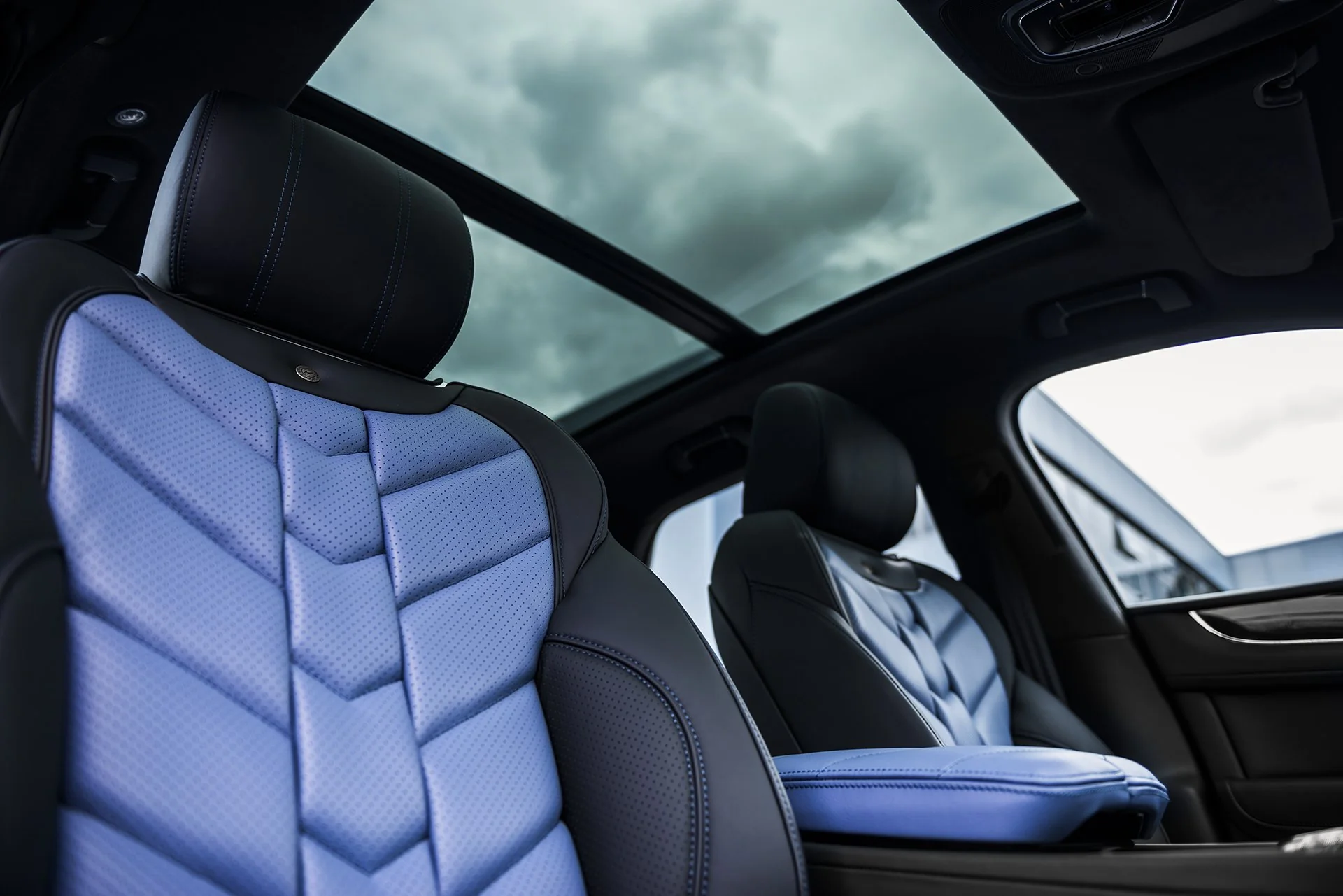 Luxury Comfort: Bentley Bentayga 5-Seater Black & Blue Leather Interior - Image 6