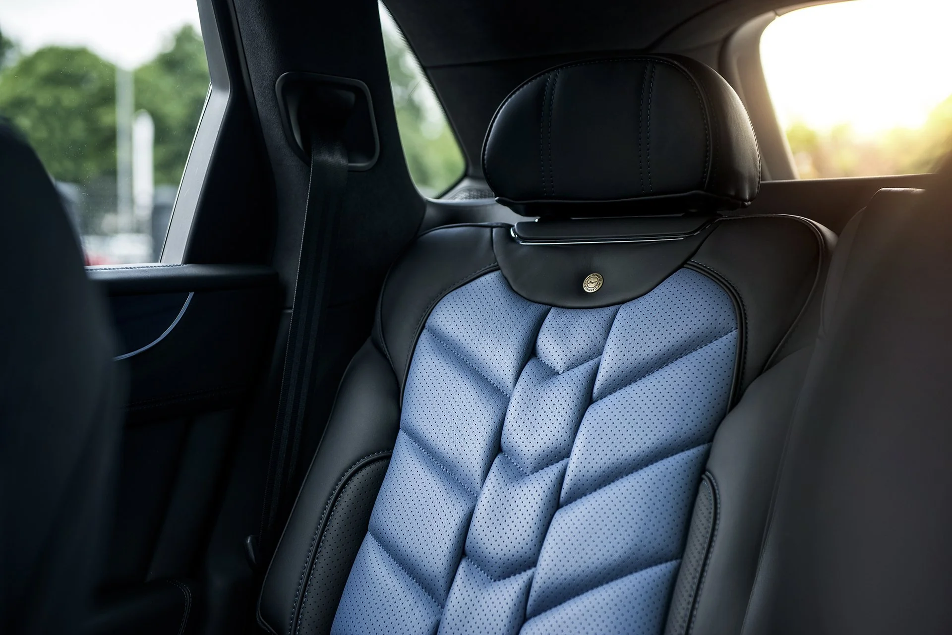 Luxury Comfort: Bentley Bentayga 5-Seater Black & Blue Leather Interior - Image 8