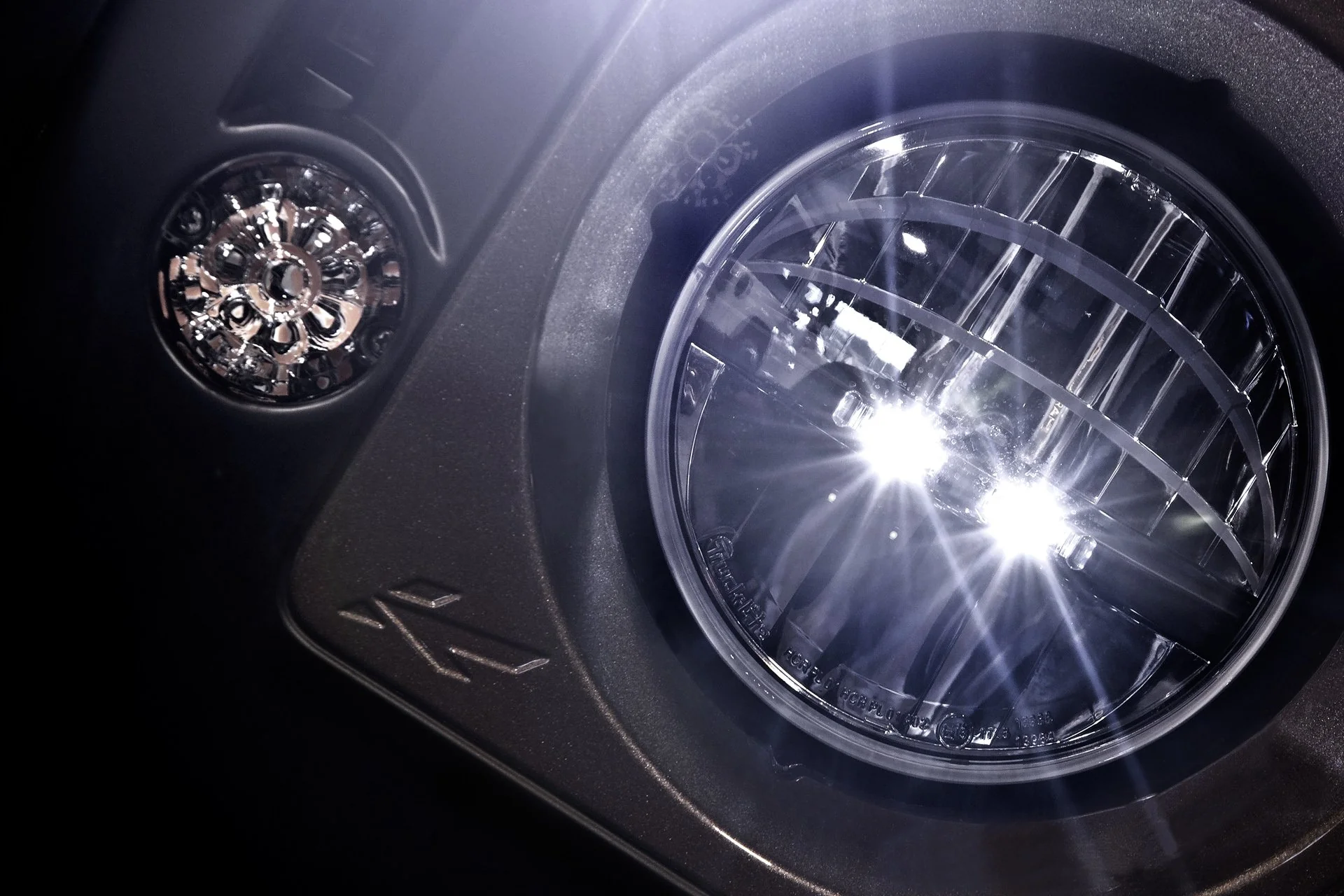 Land Rover Defender (1991-2016) LED Headlights with Central DRLs - Image 3