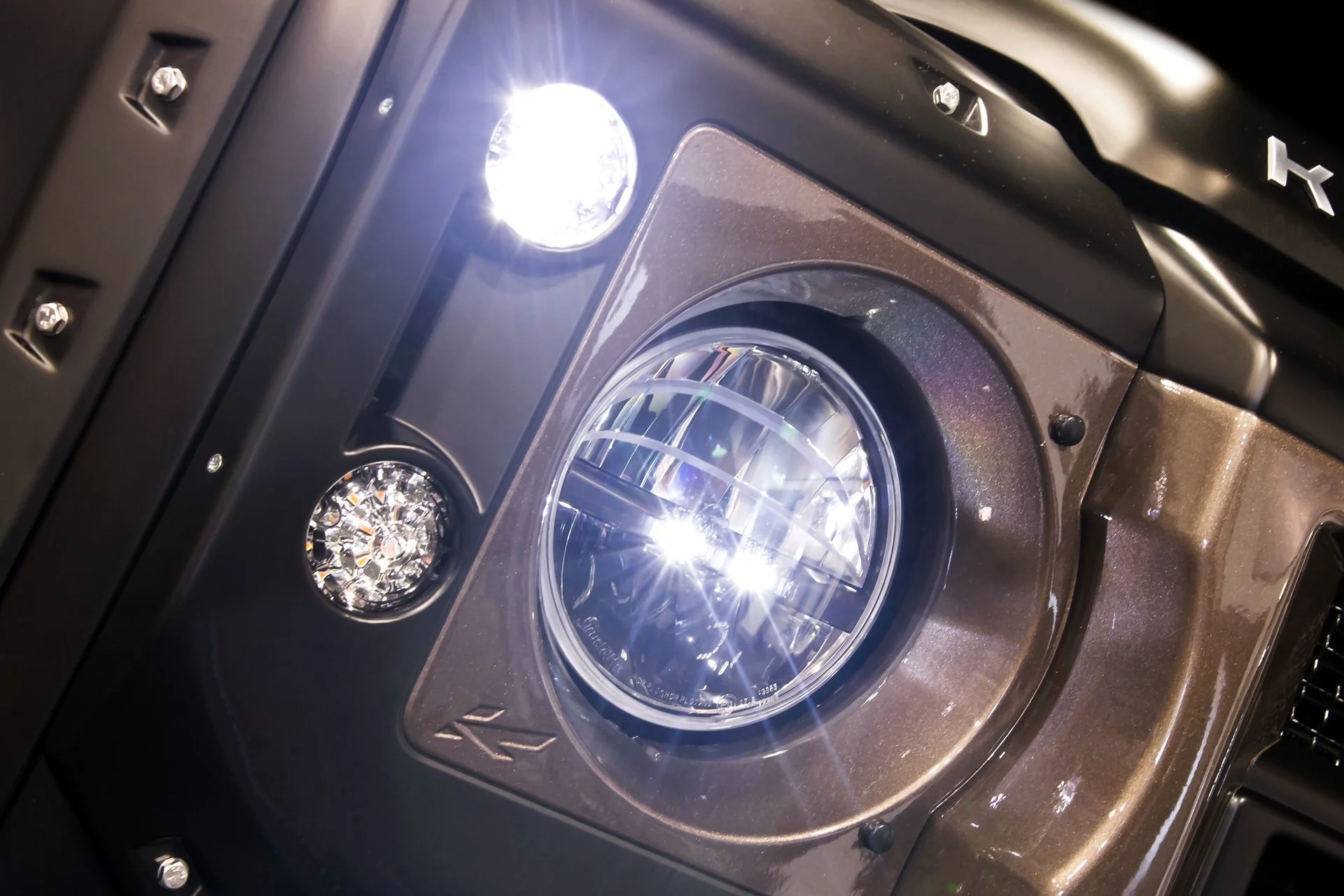 Land Rover Defender (1991-2016) LED Headlights with Central DRLs - Image 4