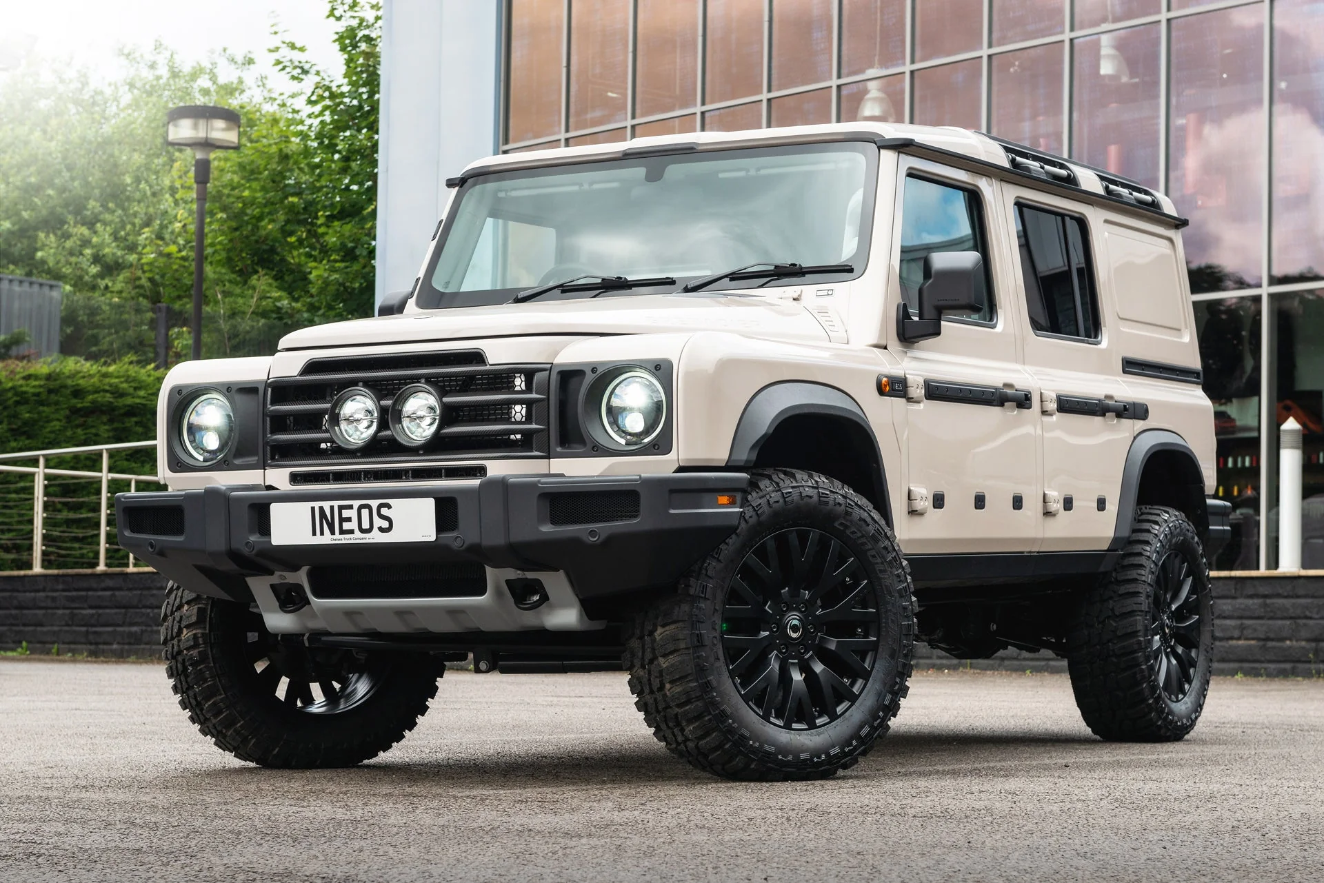 INEOS Grenadier (2023 Onwards) Exposed Matte Carbon Central Lamp Dakar Front Grille - Image 3