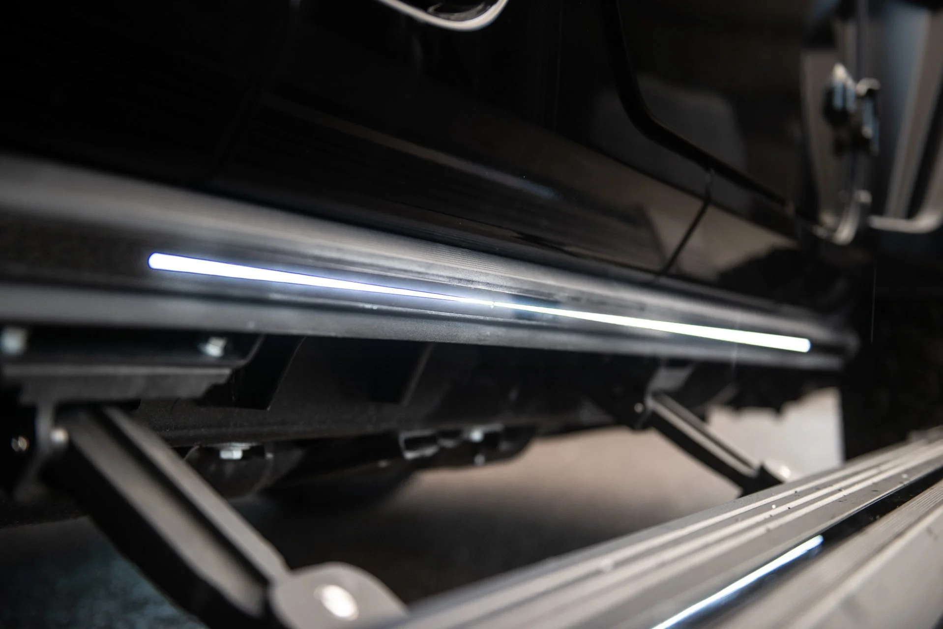 Jeep Wrangler JL (2018 Onwards) 4 Door Electric Side Steps with lights (running boards) - Image 13
