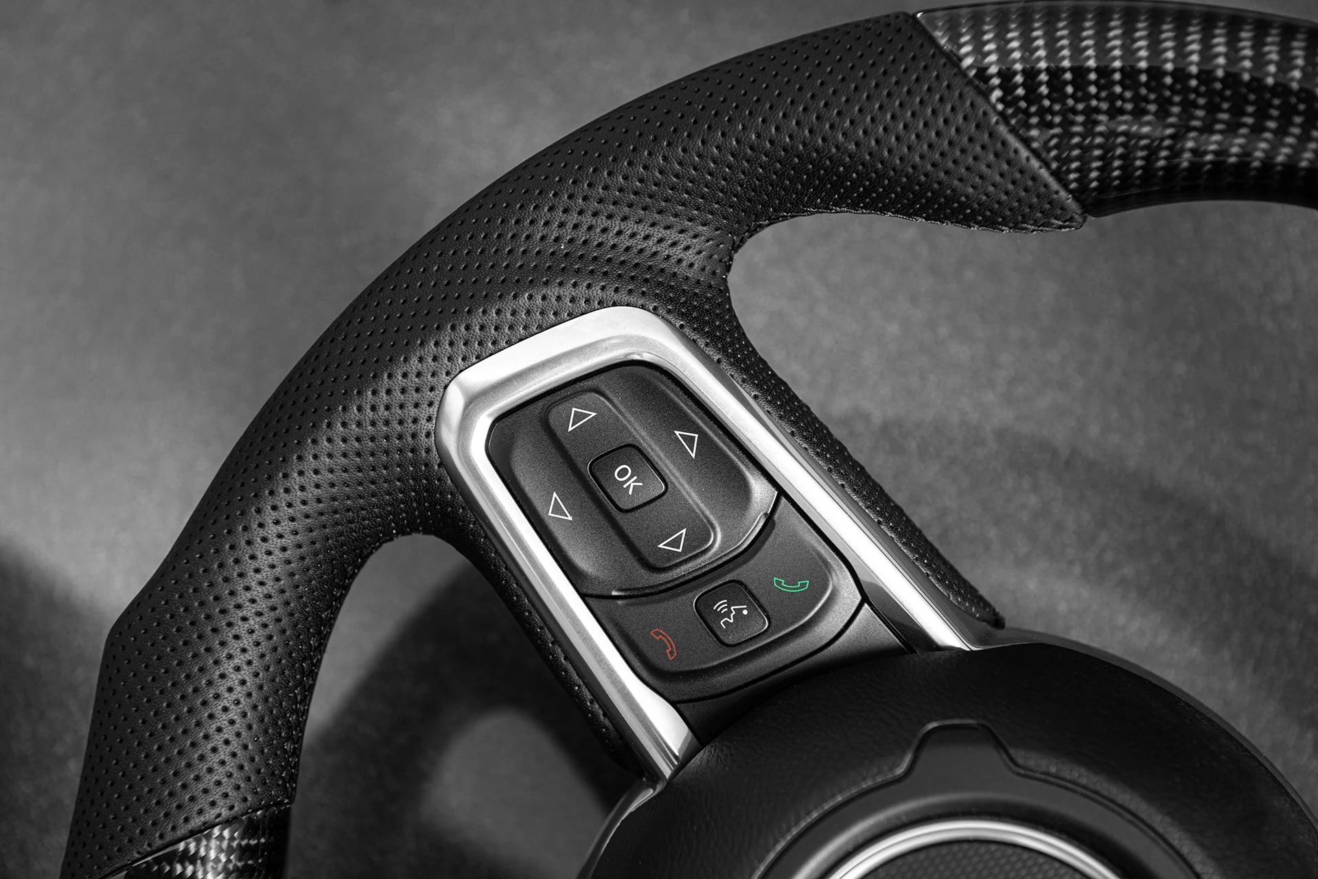 Jeep Wrangler JL (2018 Onwards) Carbon Sports Heated Steering Wheel with Kahn Lettering - Image 10