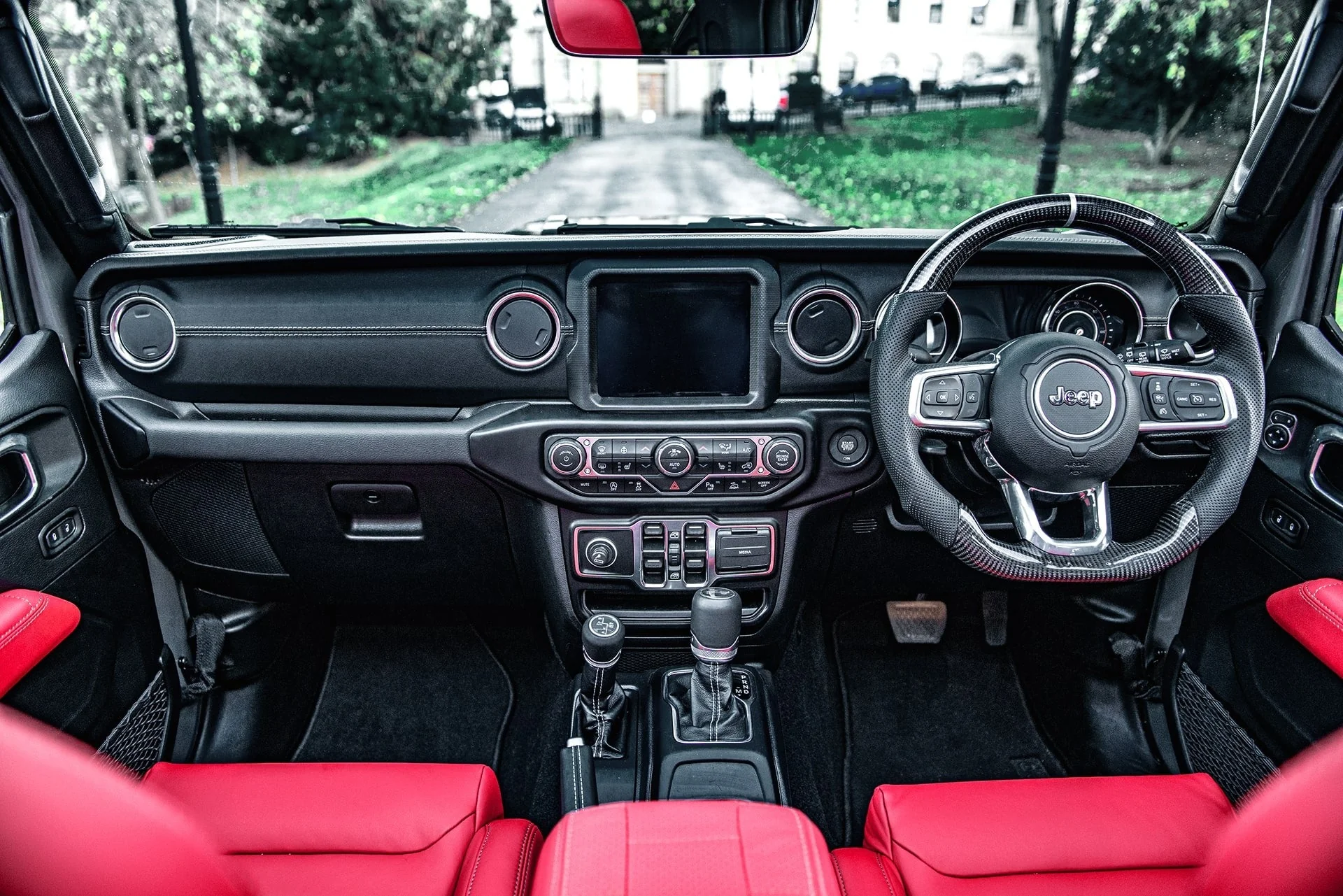 Jeep Wrangler JL (2018 Onwards) Carbon Sports Heated Steering Wheel with Kahn Lettering - Image 4