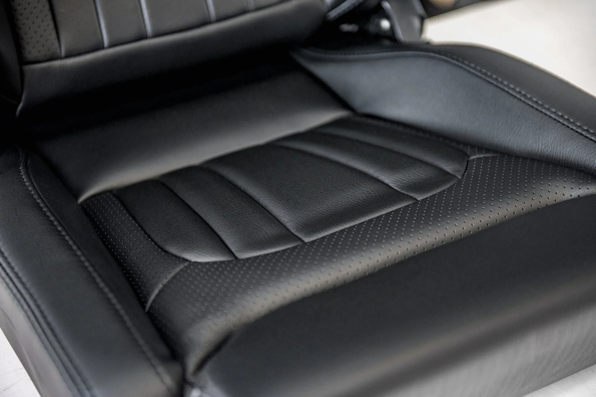 Jeep Wrangler JL (2018 Onwards) Lightweight Vegan Leather Heritage Sport Seats - Image 8