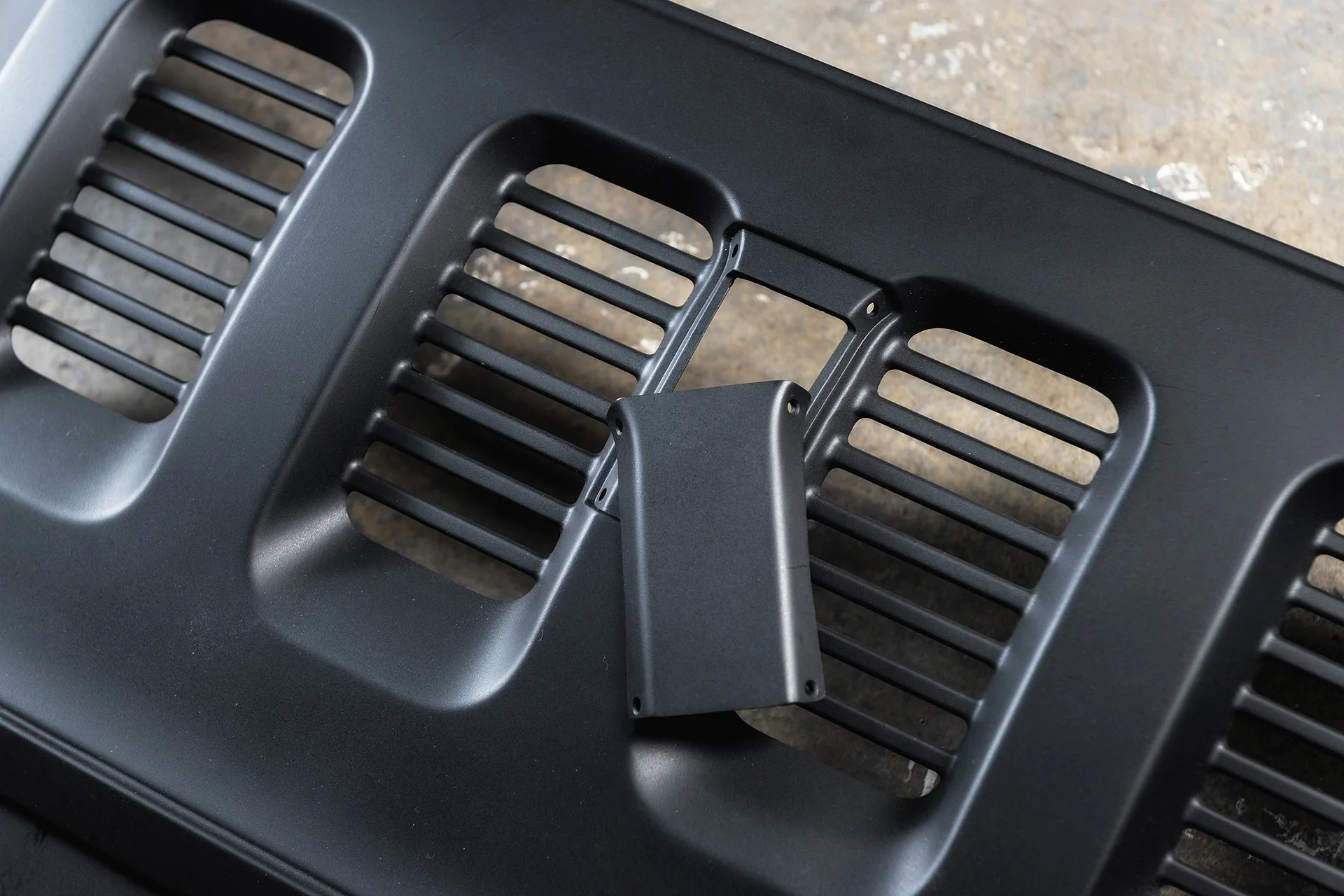 JEEP WRANGLER JL (2018 Onwards) SLIMLINE 4 SLOT FRONT GRILLE - Image 14
