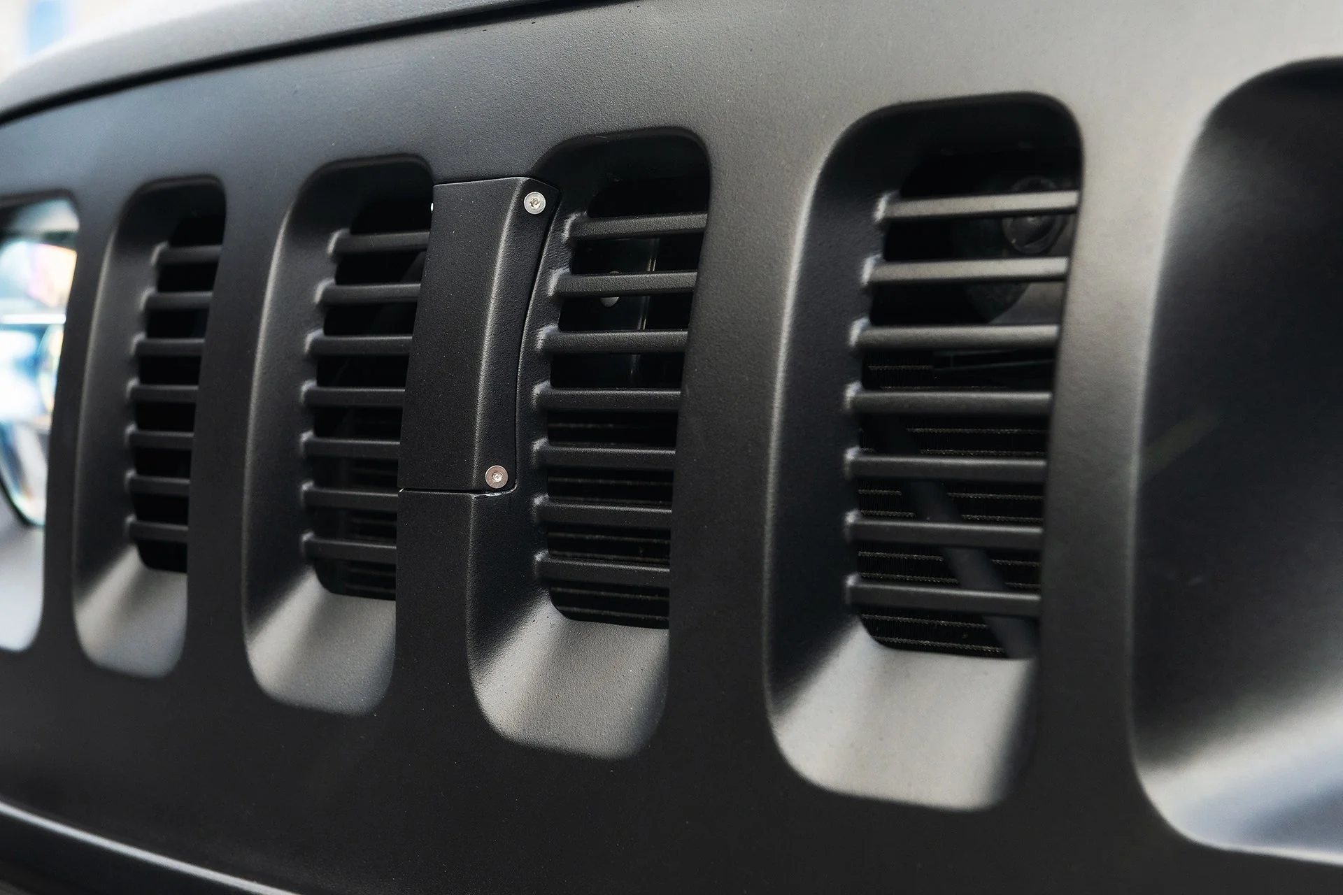 JEEP WRANGLER JL (2018 Onwards) SLIMLINE 4 SLOT FRONT GRILLE - Image 29