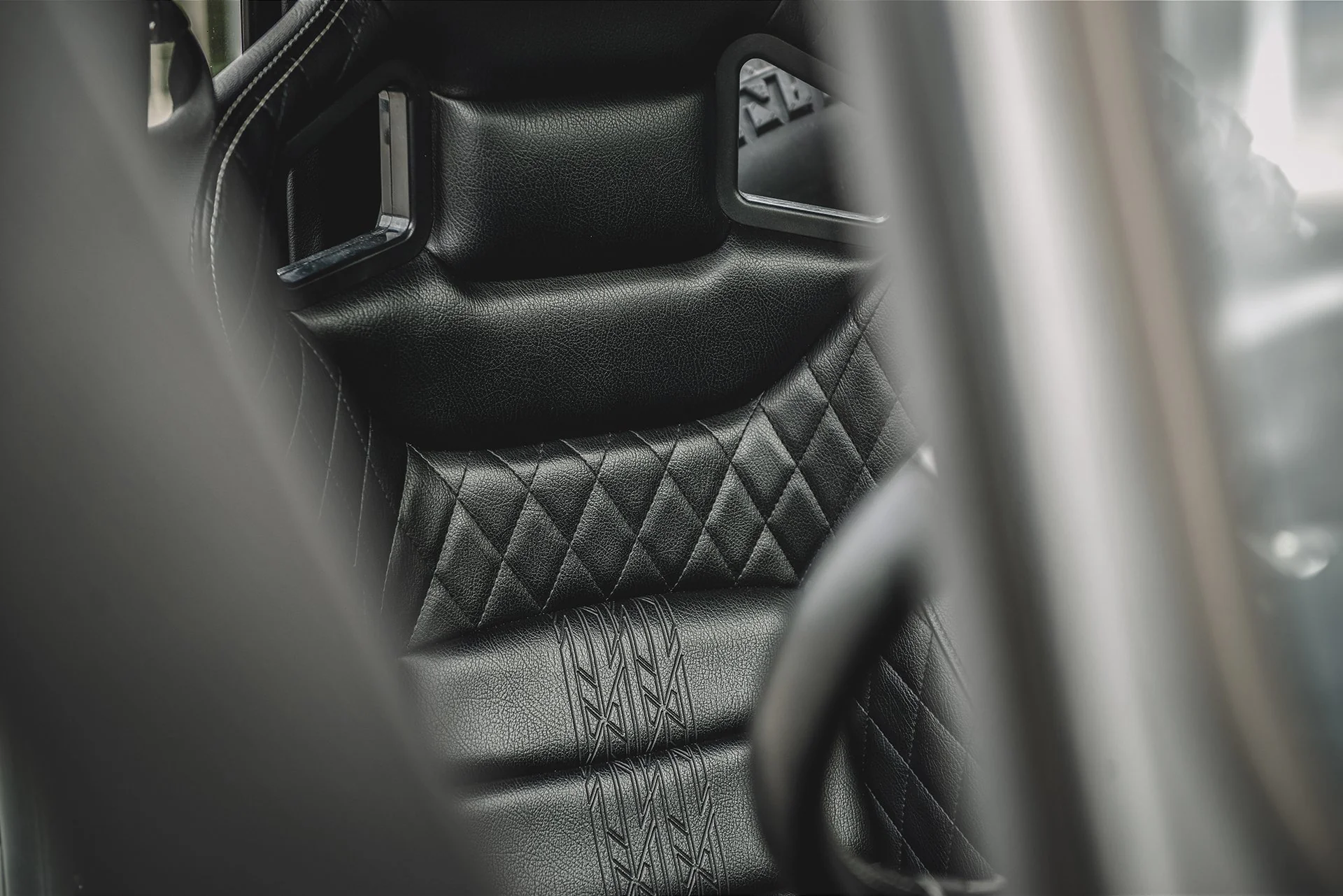 Land Rover Defender 110 (1991-2016) Vegan Leather GTB Sport Seats - Image 4