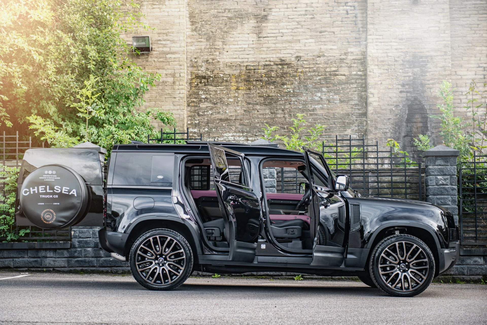 Land Rover Defender 110 (2020 Onwards) Environment 2: Upper and Lower Volcanic Pink Interior - Image 7