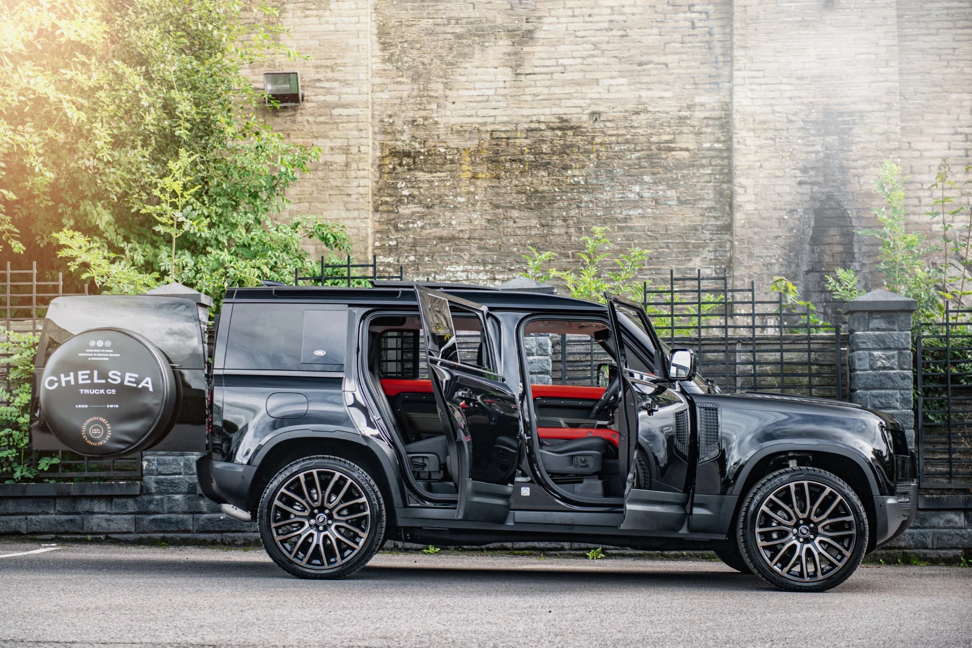 Land Rover Defender 110 (2020 Onwards) Environment 2: Upper and Lower Volcanic Red Interior - Image 7