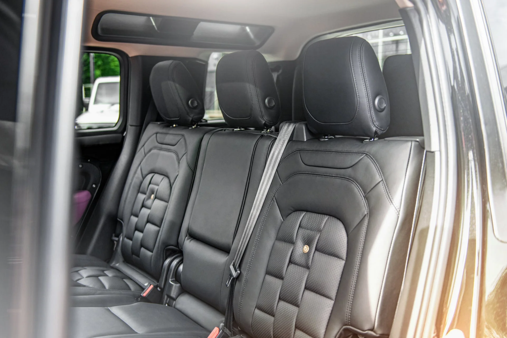 Land Rover Defender 110 (2020 Onwards) Environment 3: Middle and Lower Volcanic Pink Interior - Image 8