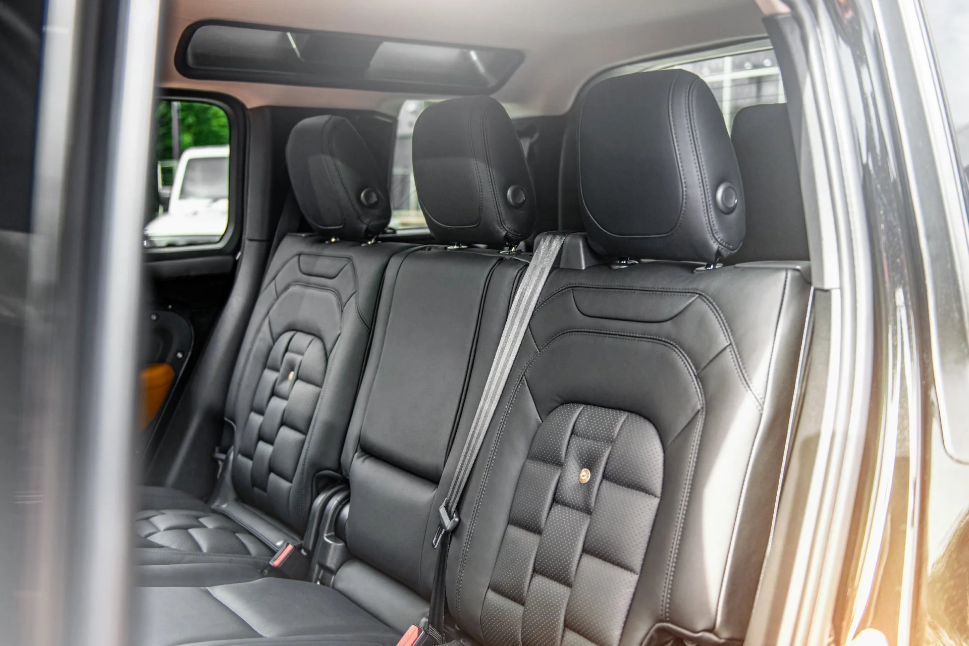 Land Rover Defender 110 (2020 Onwards) Environment 3: Middle and Lower Volcanic Yellow Interior - Image 8