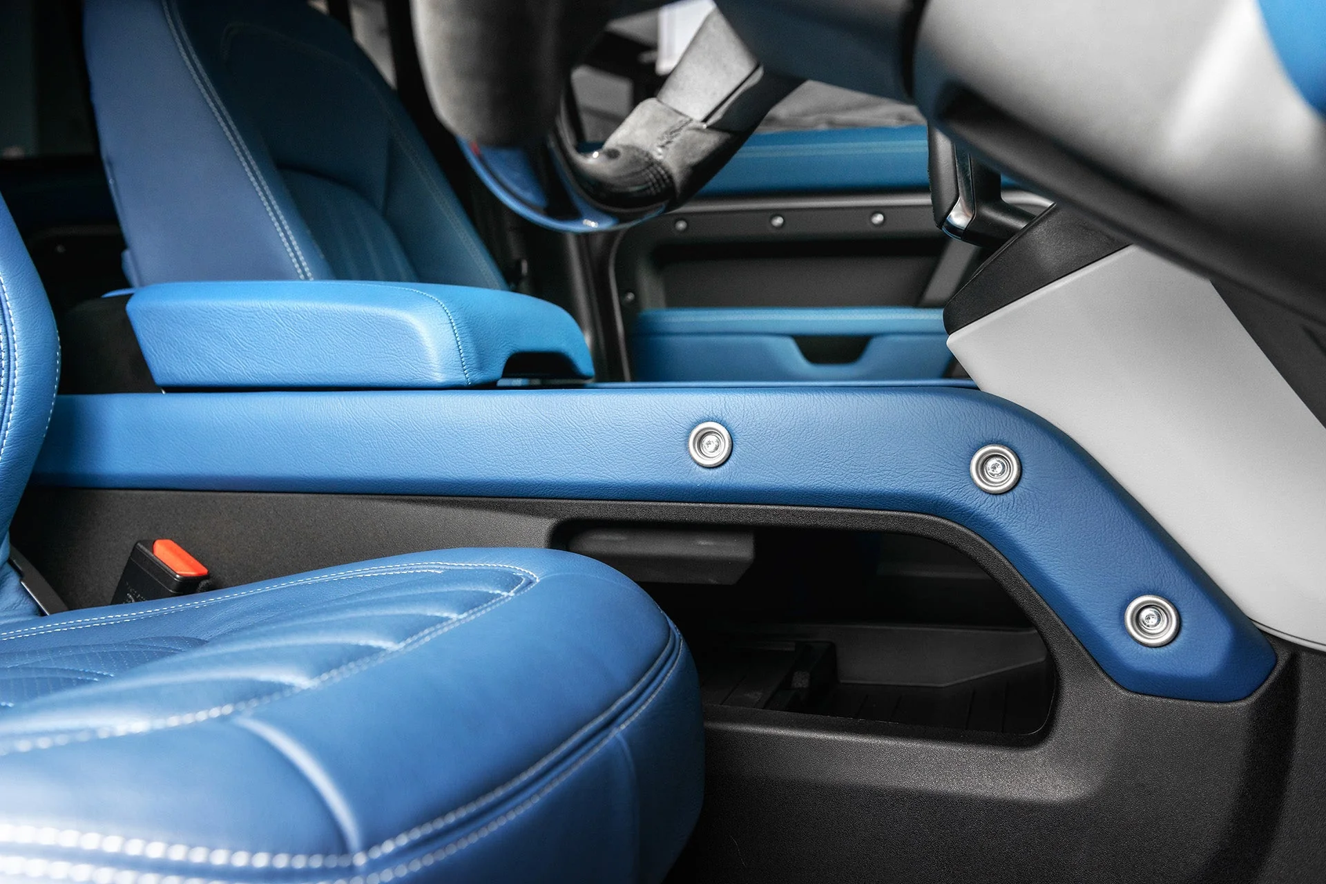 Land Rover Defender (2020 Onwards) Centre Console With Armrest - Image 2