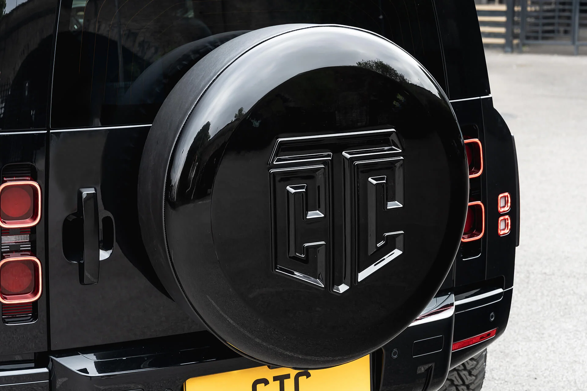 Land Rover Defender (2020 Onwards) CTC Crest Hard Spare Wheel Cover
