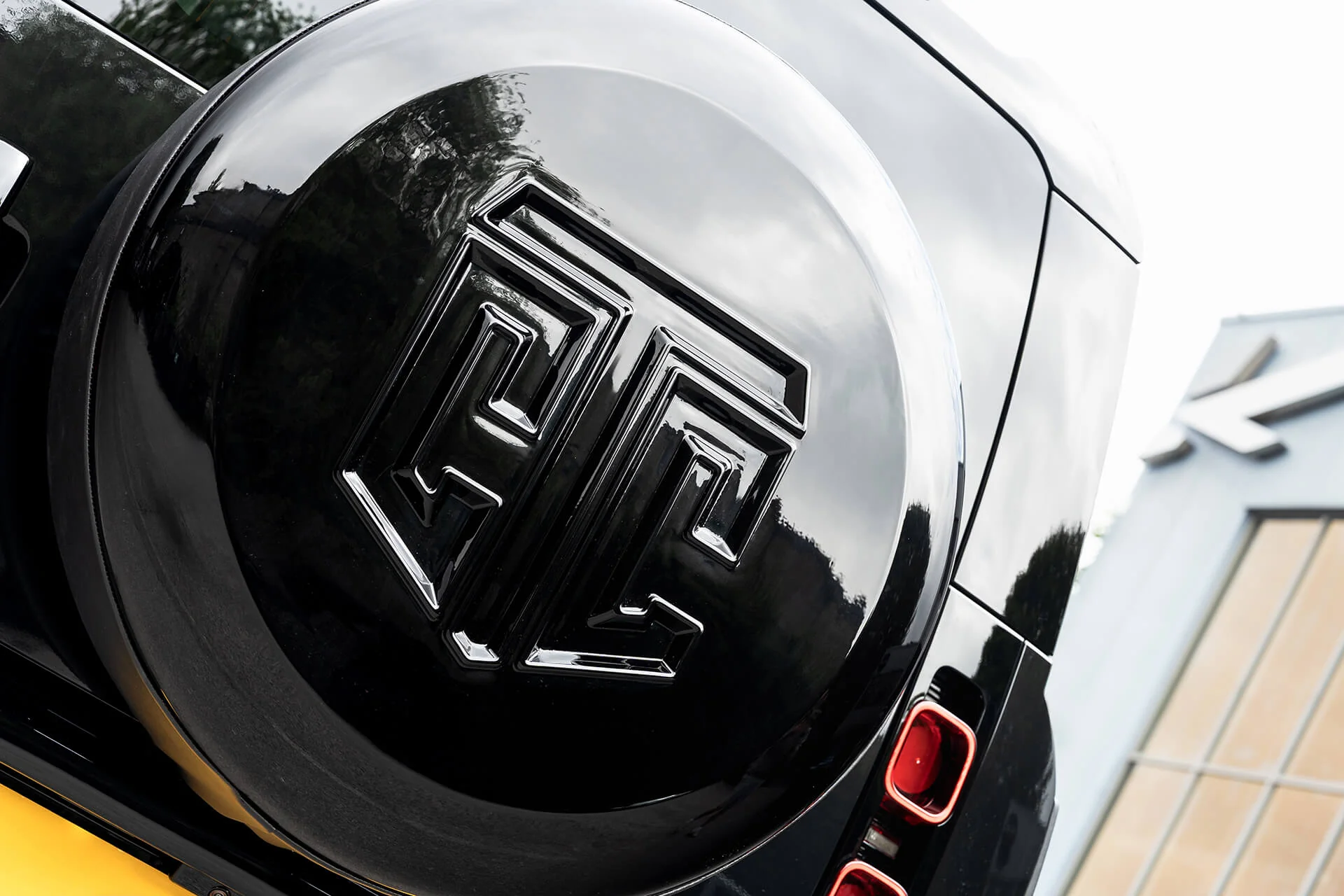 Land Rover Defender (2020 Onwards) CTC Crest Hard Spare Wheel Cover - Image 9