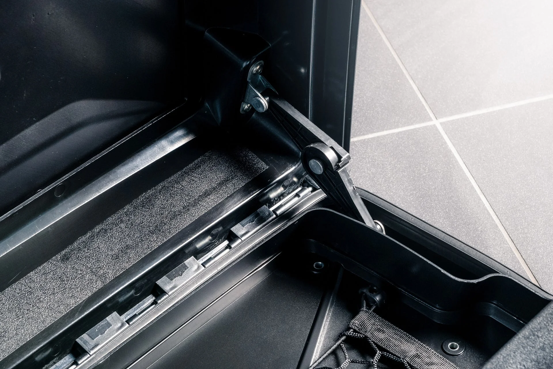 Land Rover Defender (2020 Onwards) Side-mounted Storage Box - Image 14