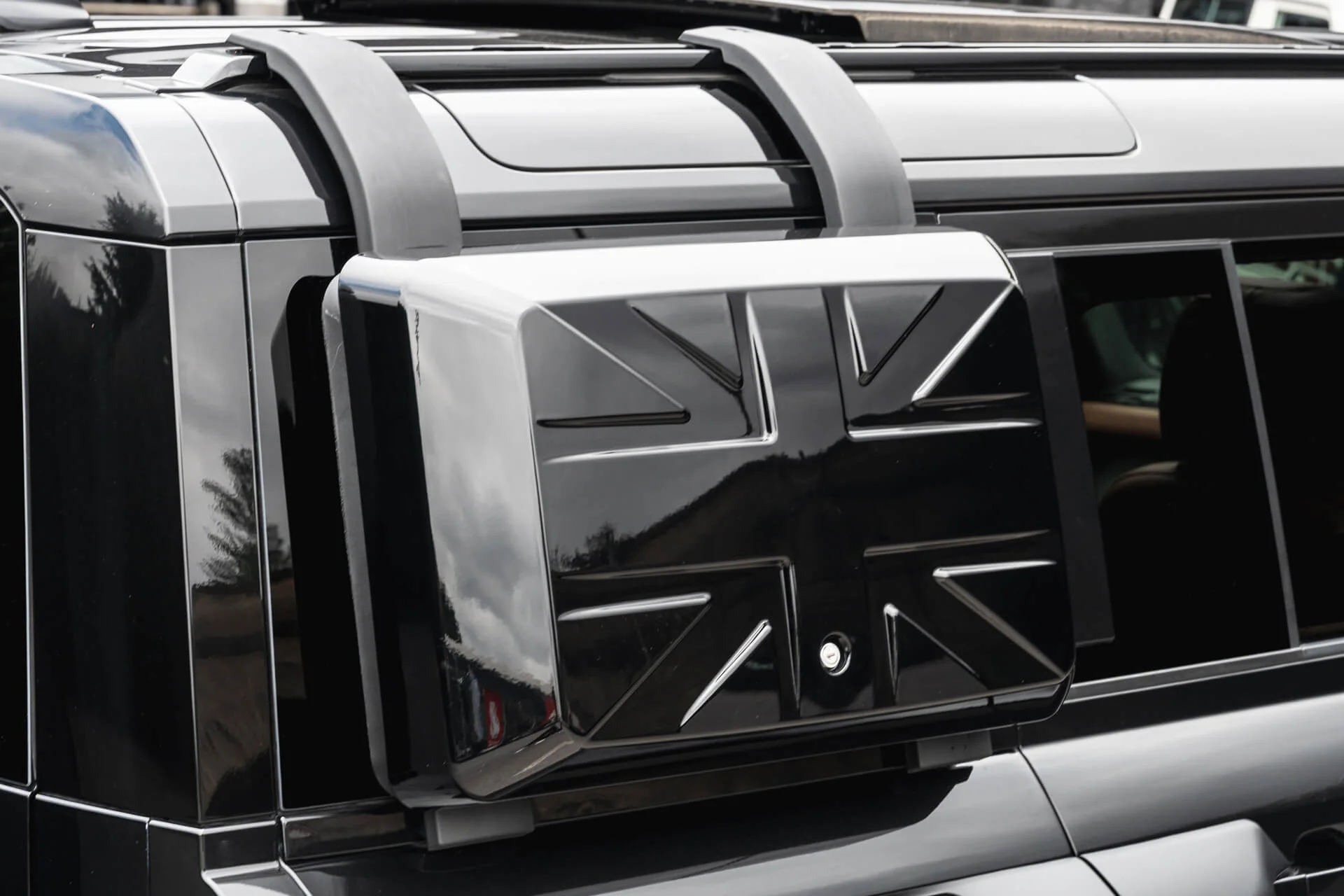 Land Rover Defender (2020 Onwards) Union Flag Side-mounted Storage Box - Image 3