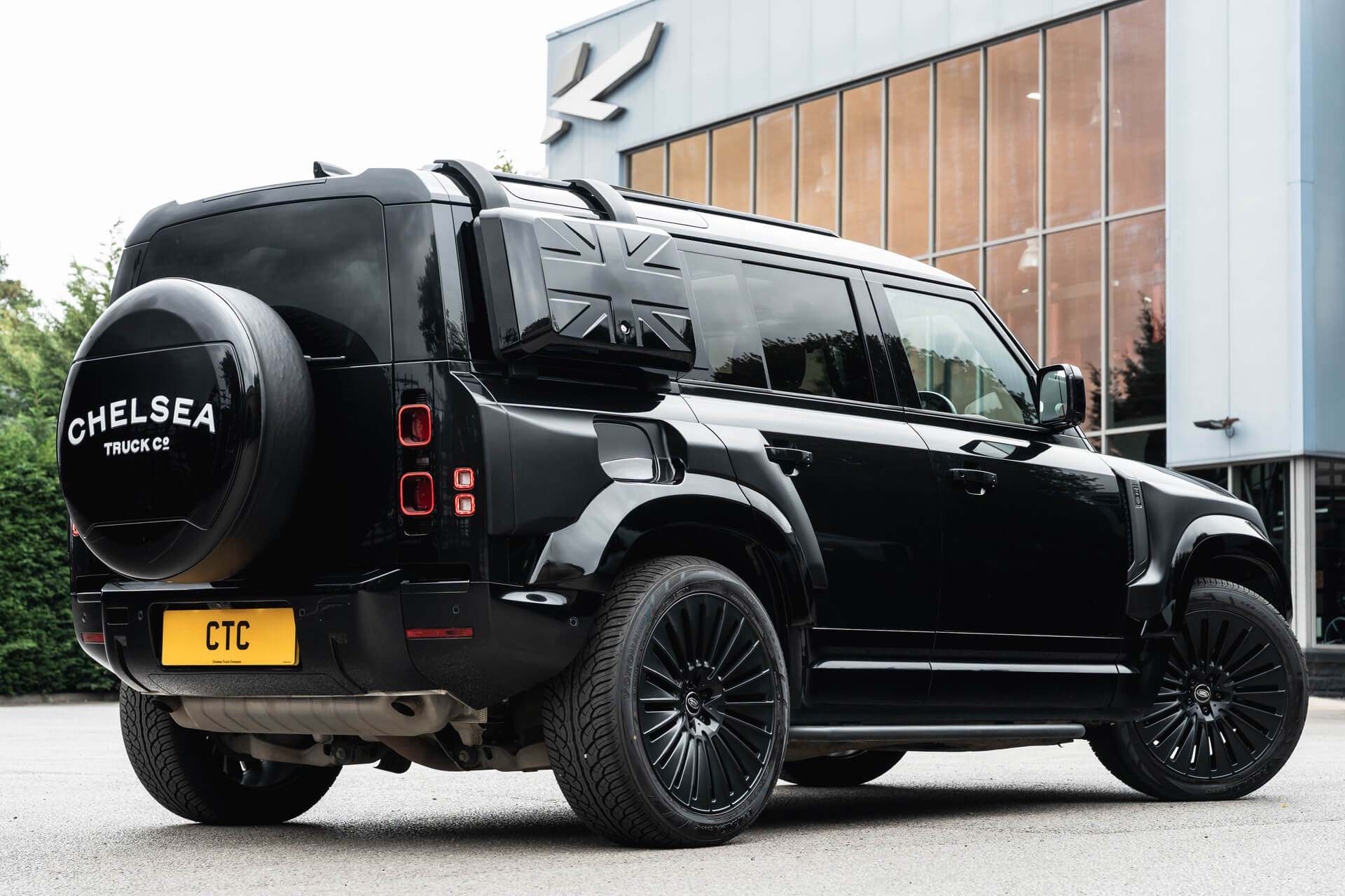 Land Rover Defender (2020 Onwards) Union Flag Side-mounted Storage Box - Image 4