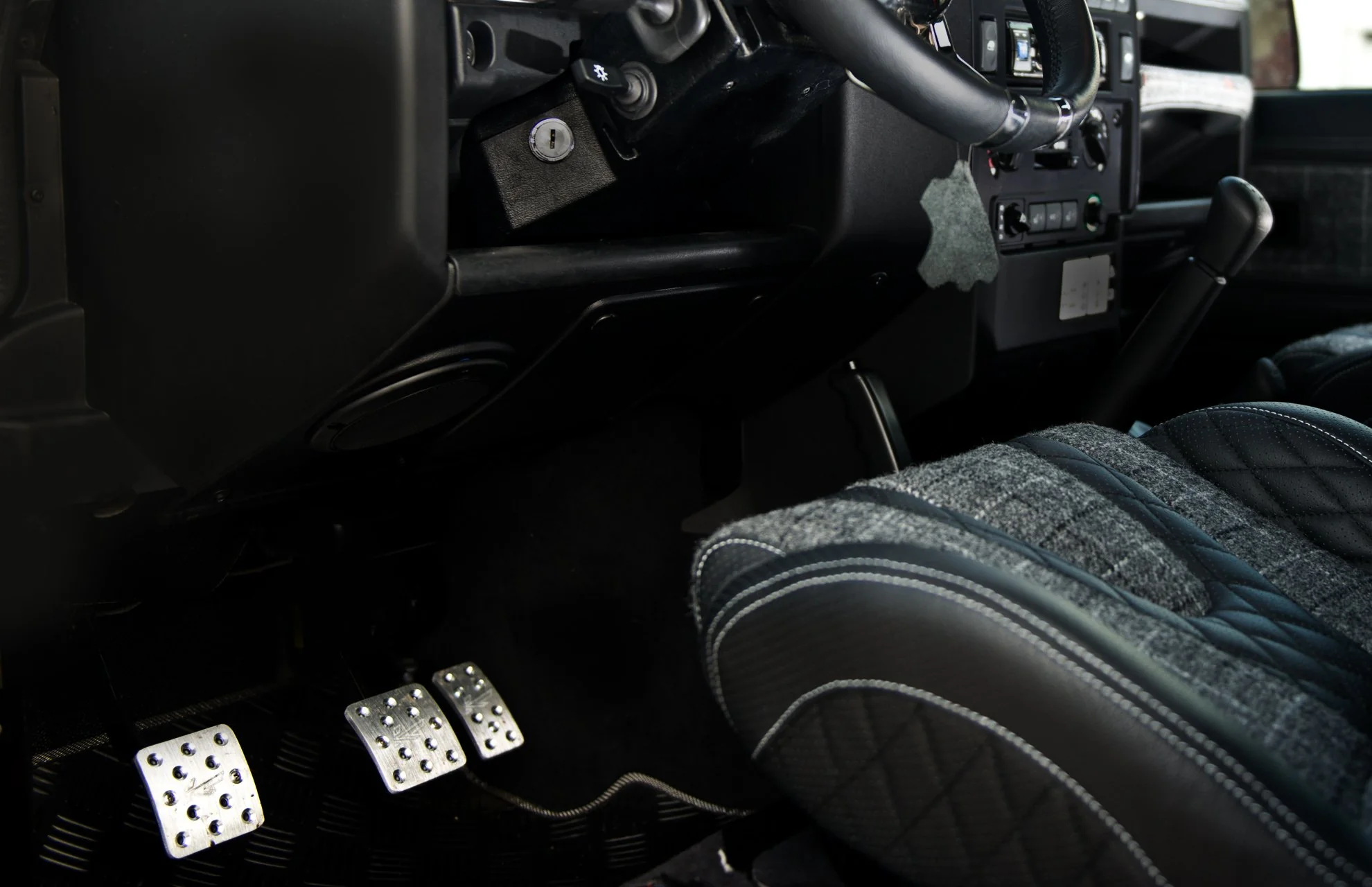 Land Rover Defender (1991-2016) Vented Foot Pedals in Machined Aluminium - Image 4