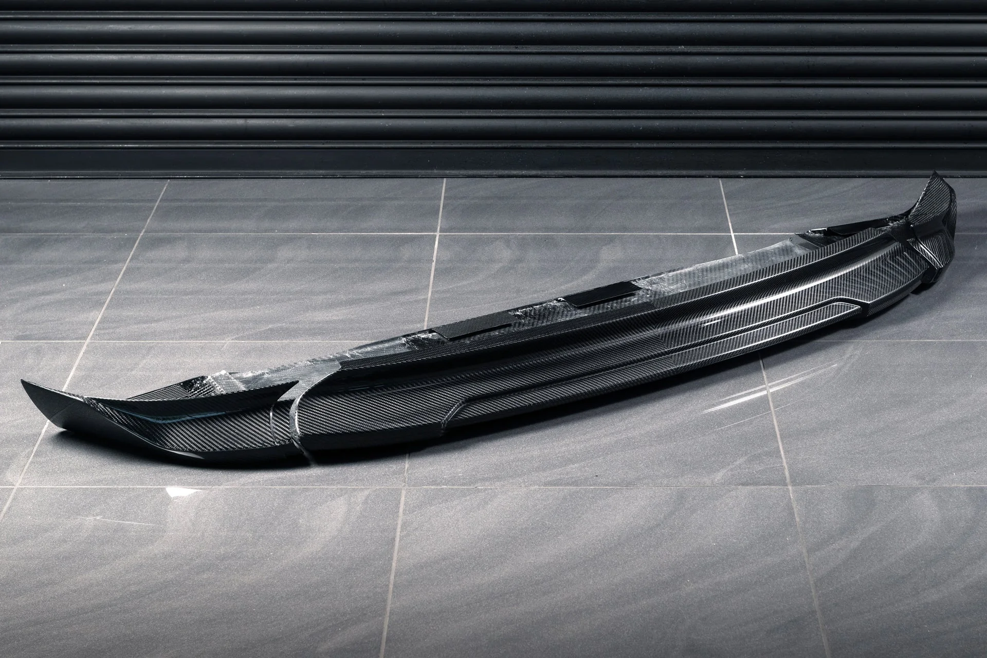 Range Rover (2022 Onwards) Exposed Carbon Signature Front Bumper Spoiler - Image 5