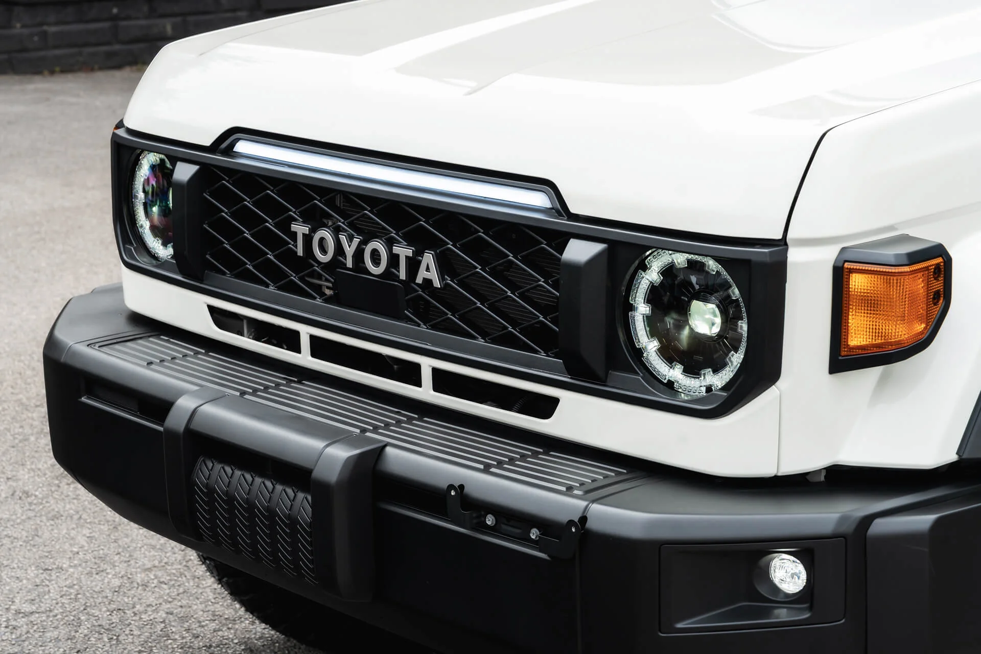Toyota Land Cruiser 70 (2023 Onwards) Front Grille with LED Lightbar - Image 15
