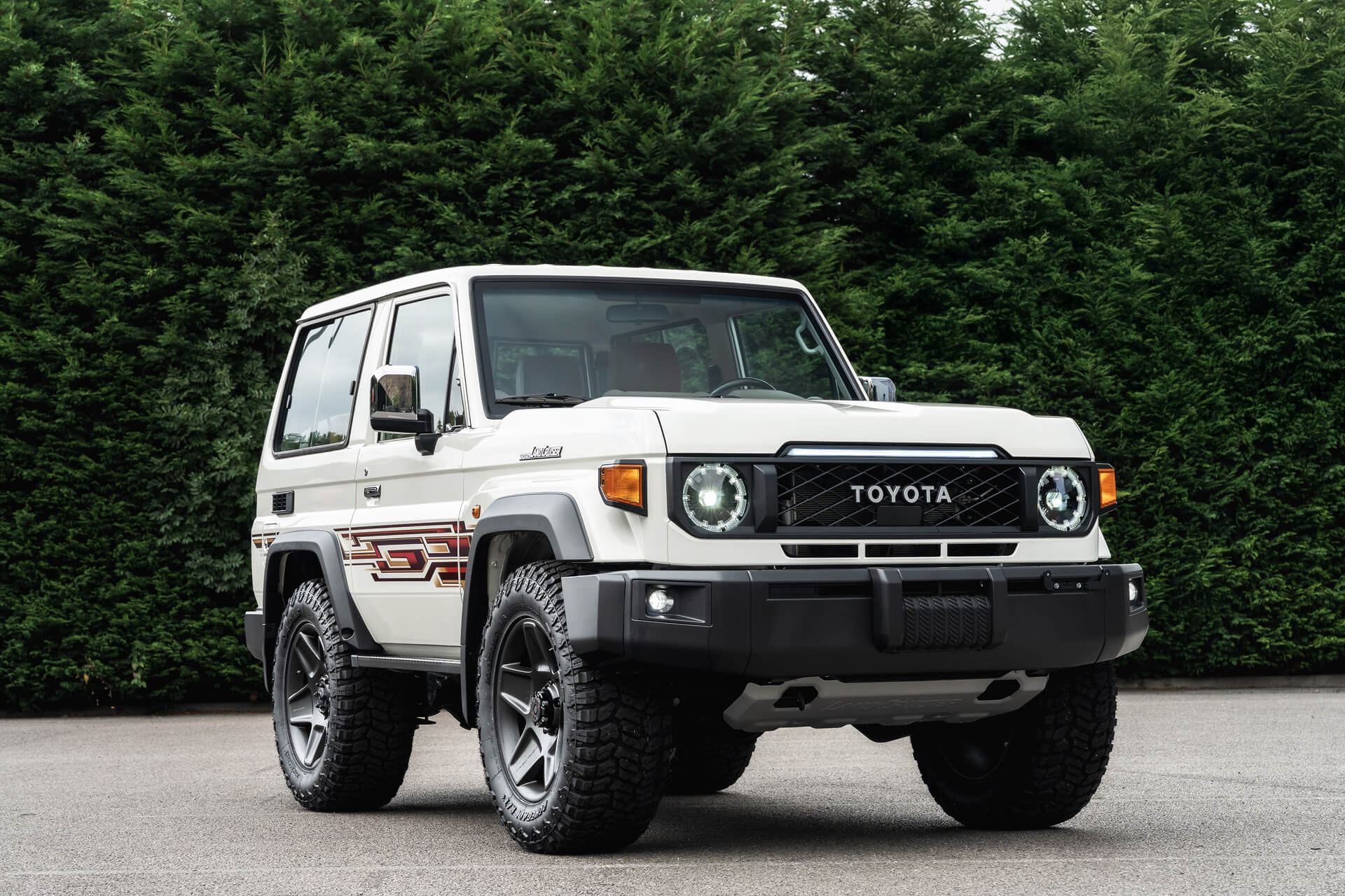 Toyota Land Cruiser 70 (2023 Onwards) Front Grille with LED Lightbar - Image 19